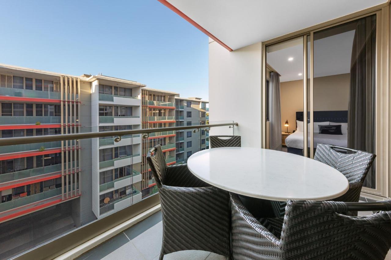 Meriton Suites North Ryde Sydney Eksteriør bilde Balcony of a two-bedroom apartment