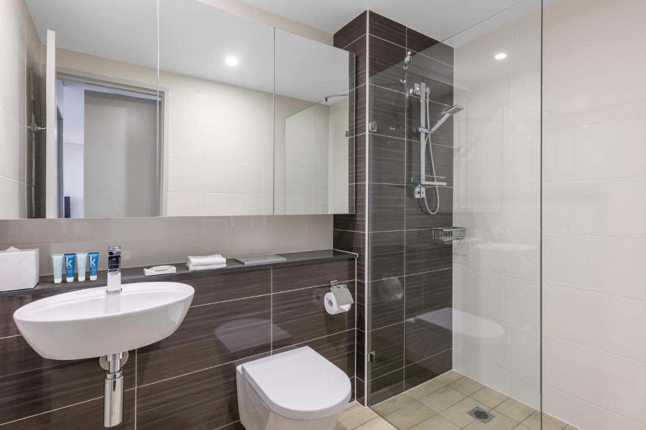 Meriton Suites North Ryde Sydney Eksteriør bilde A modern bathroom with a shower cubicle