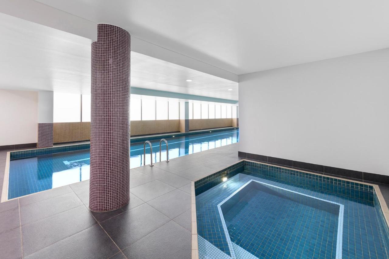 Meriton Suites North Ryde Sydney Eksteriør bilde The swimming pool at the hotel