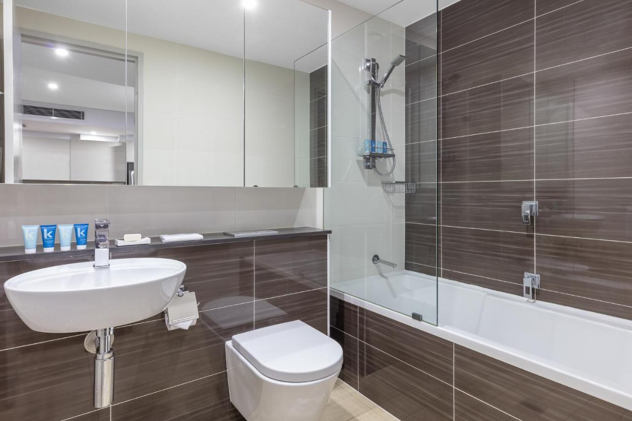 Meriton Suites North Ryde Sydney Eksteriør bilde A typical bathroom in a Premier Inn