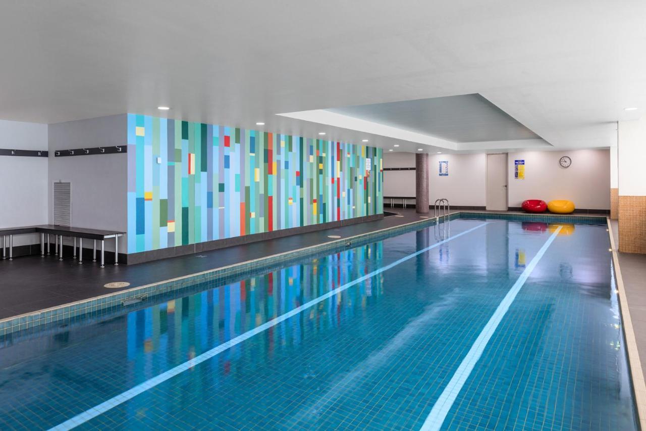 Meriton Suites North Ryde Sydney Eksteriør bilde The swimming pool at the hotel