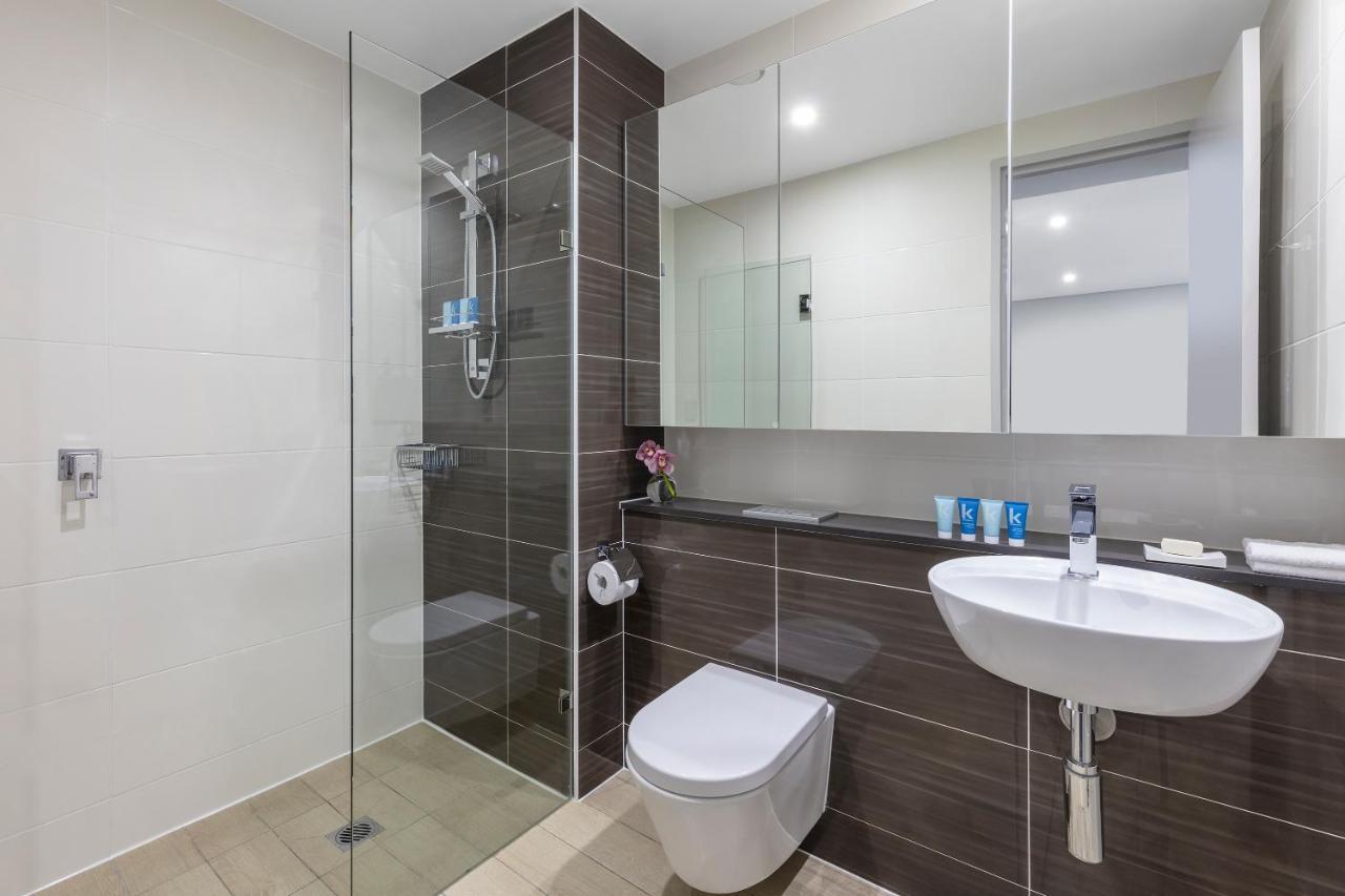 Meriton Suites North Ryde Sydney Eksteriør bilde A modern bathroom