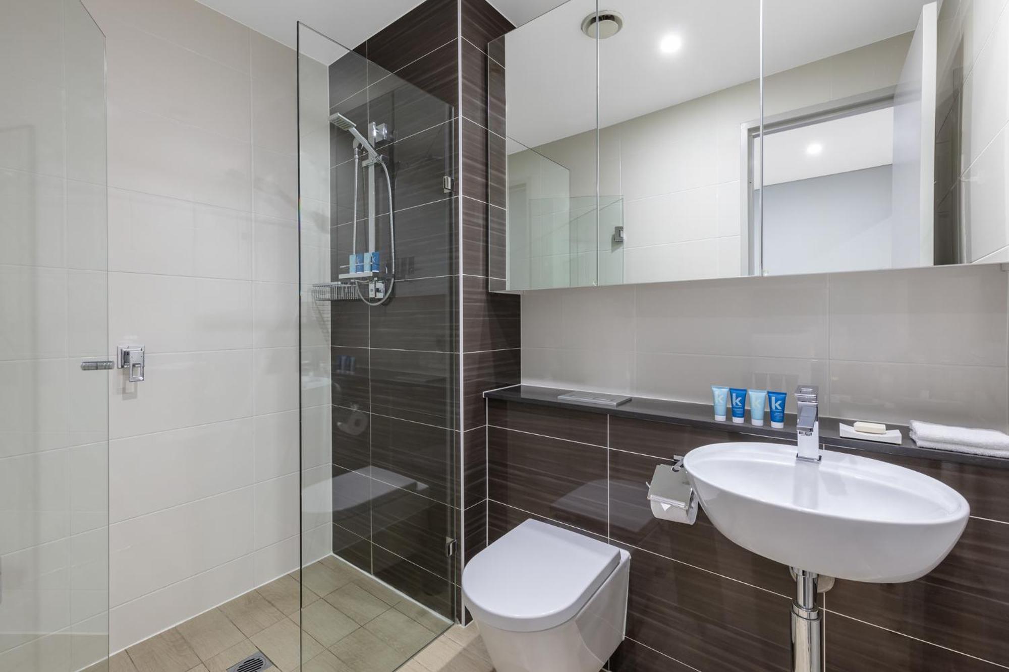 Meriton Suites North Ryde Sydney Eksteriør bilde A modern bathroom