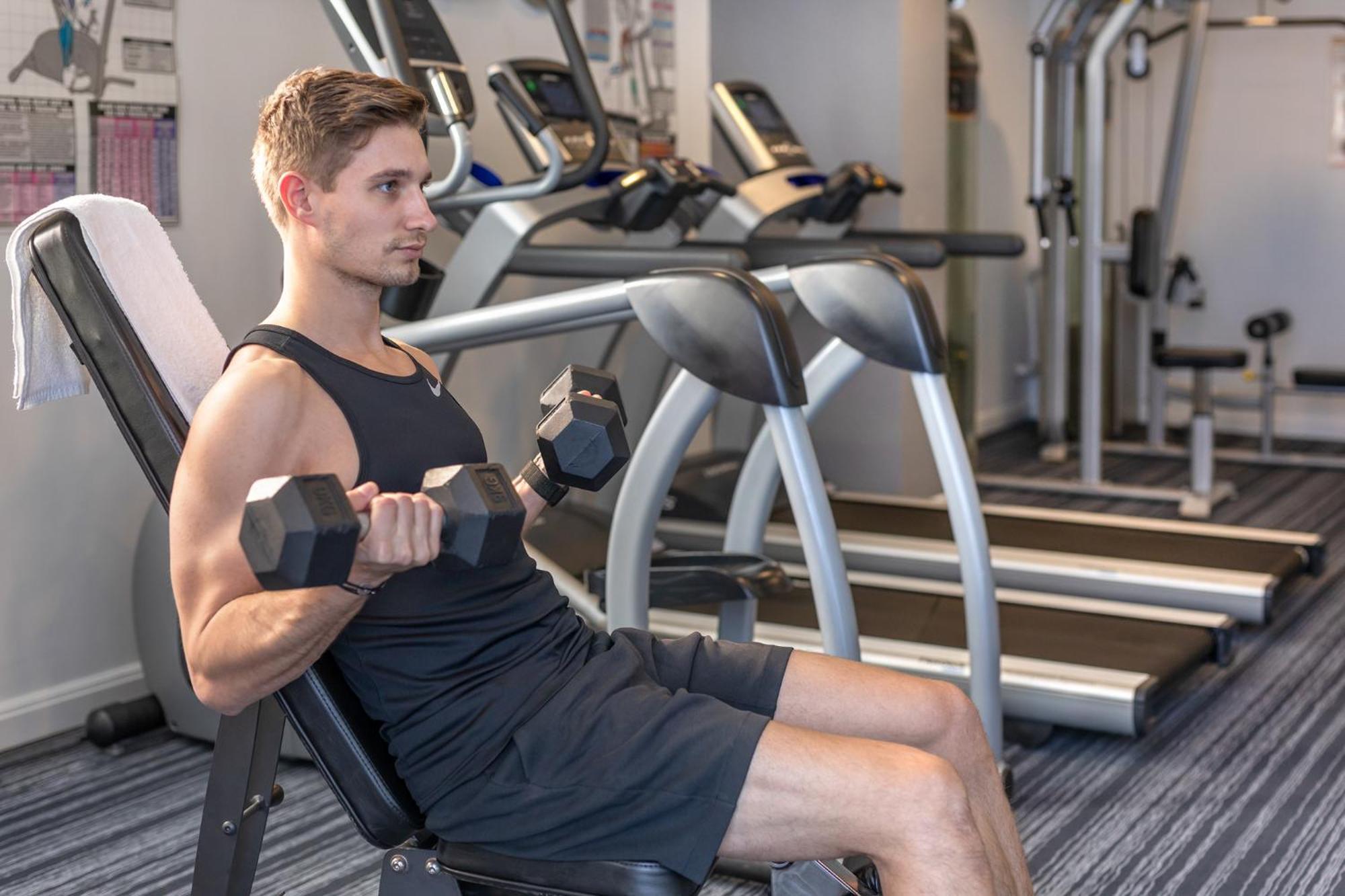 Meriton Suites North Ryde Sydney Eksteriør bilde A man using a dumbbell to exercise