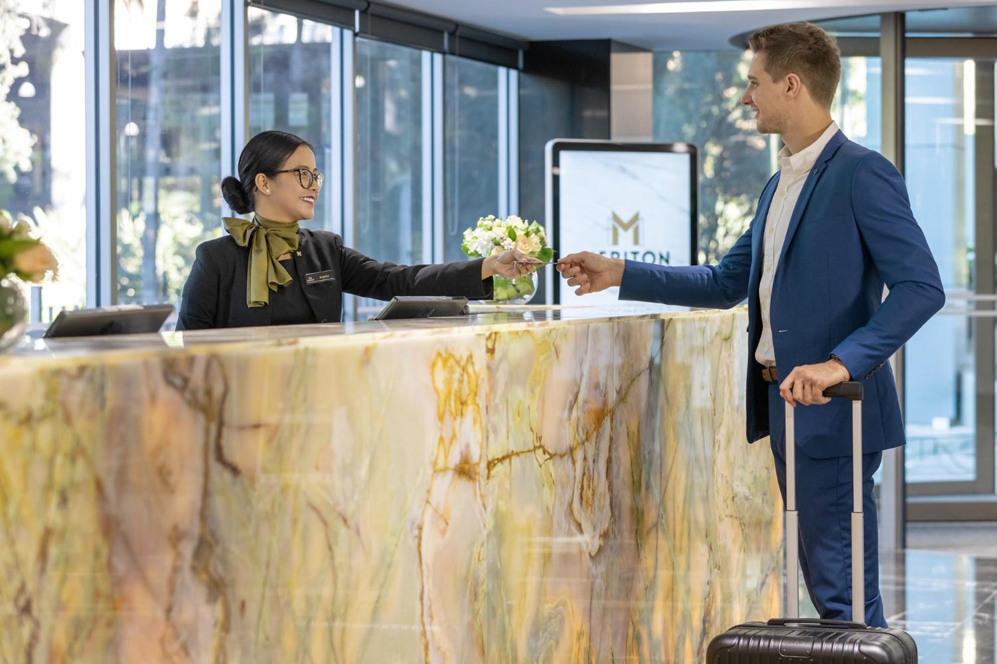 Meriton Suites North Ryde Sydney Eksteriør bilde A hotel receptionist