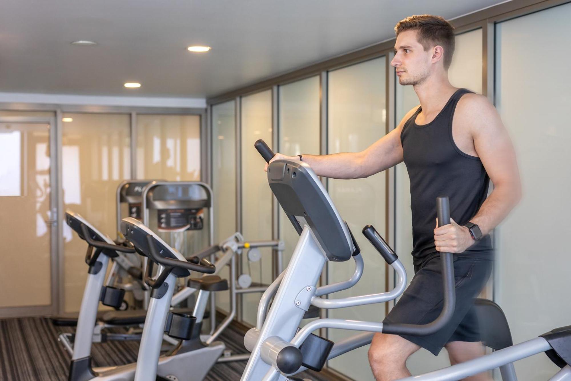 Meriton Suites North Ryde Sydney Eksteriør bilde A man using an elliptical trainer